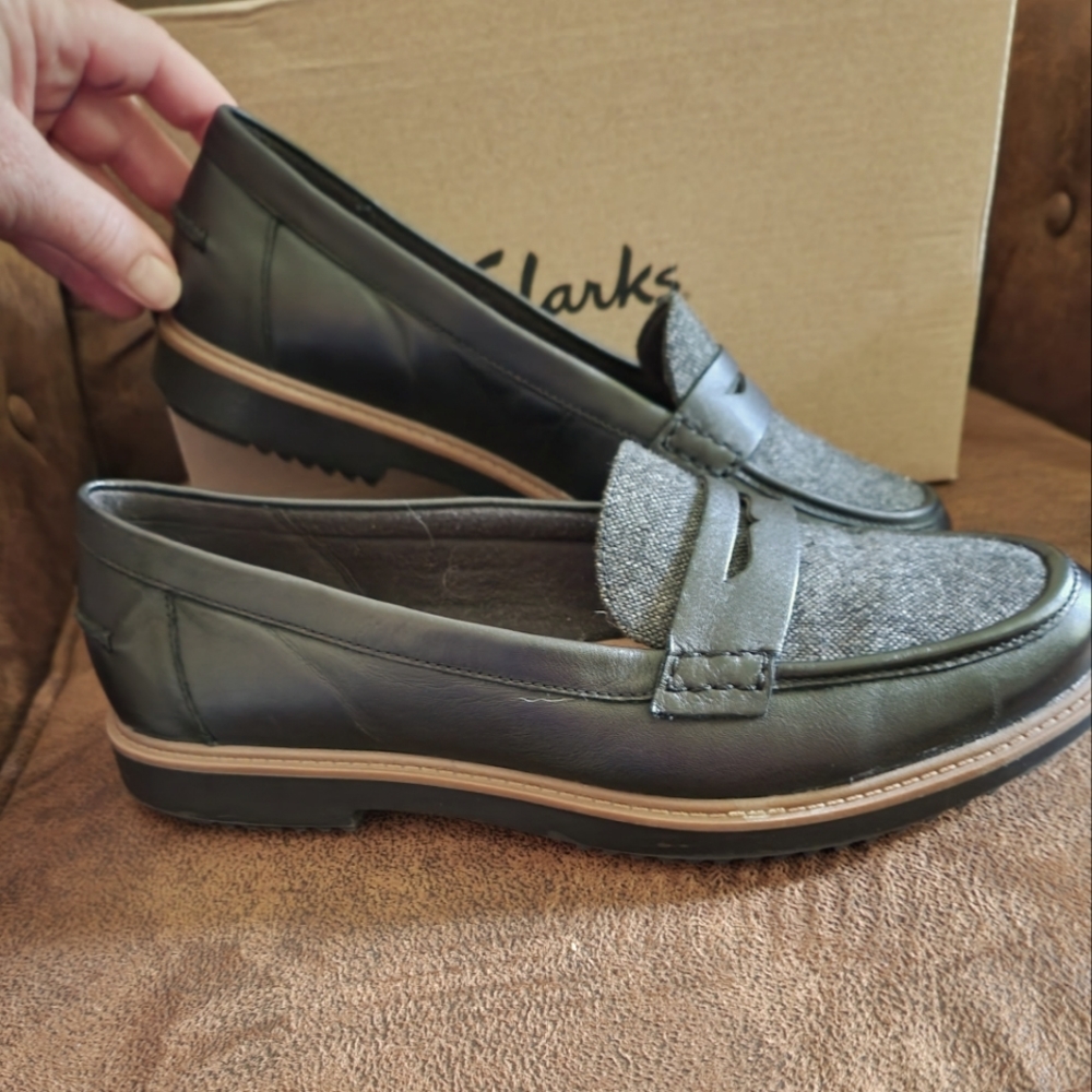 Like new Women's Clarks collection black and gray shoes size 9M.
